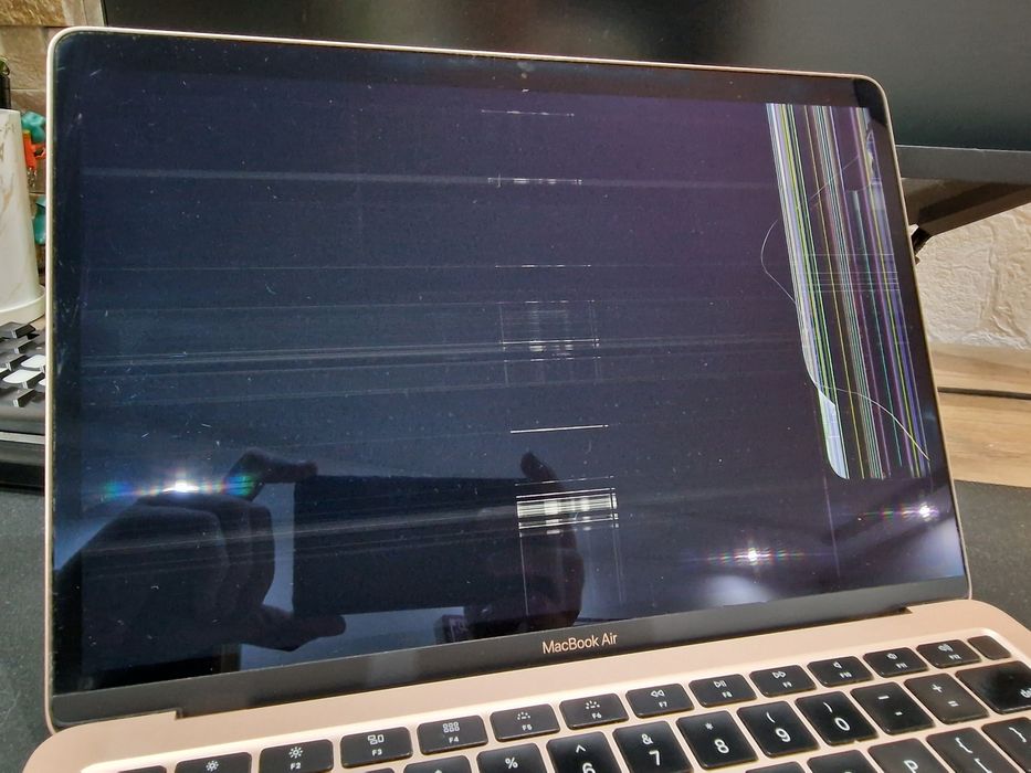 MacBook Air 2020 разбит экран