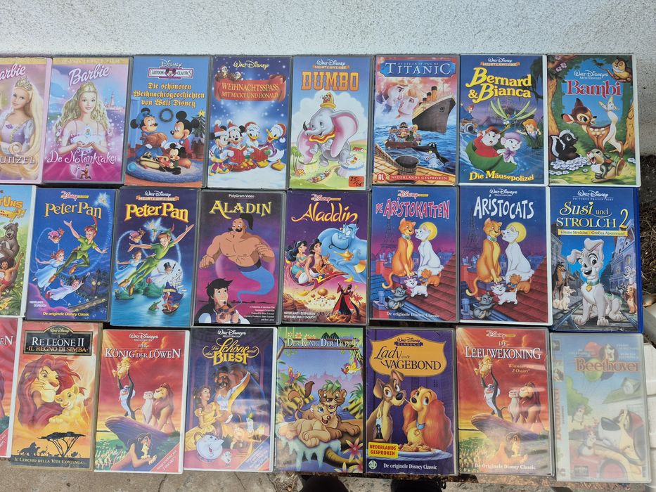 Vând 52 casete video VHS originale cu filme animație