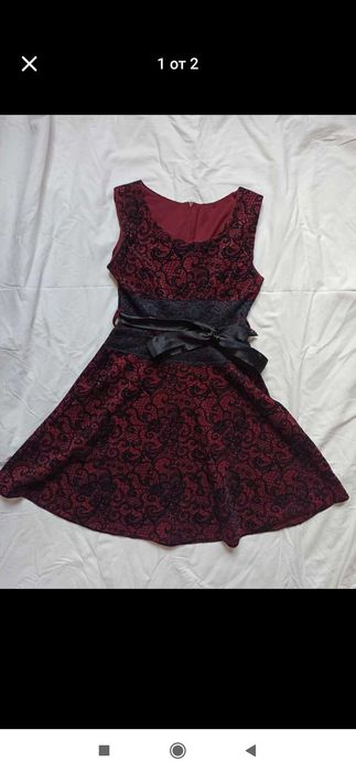 Червена рокля с дантела