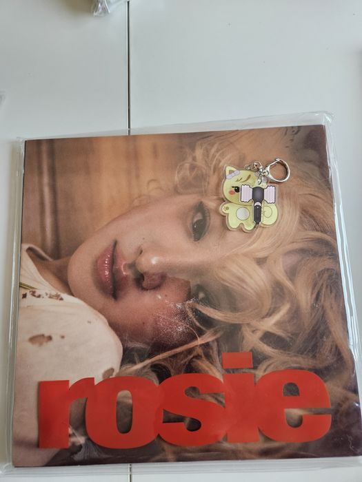 ROSÉ / BLACKPINK – rosie албум с CD, фотокарти, плакати + подарък ключодържател