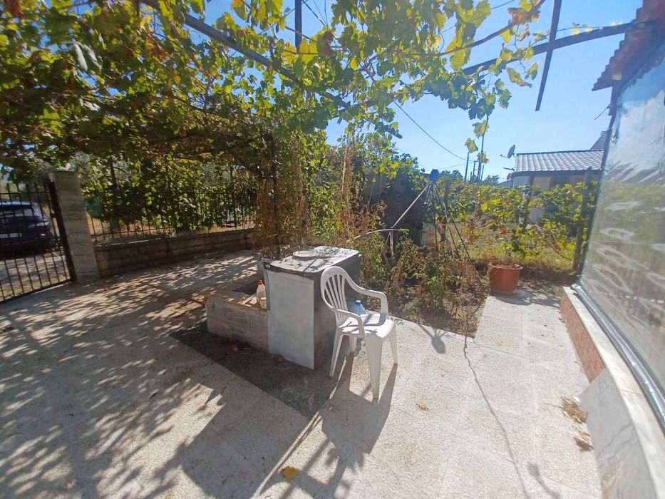 Продава къща с площ 50м2 с двор 160м2 в Паралия Врасна, Северна Гърция