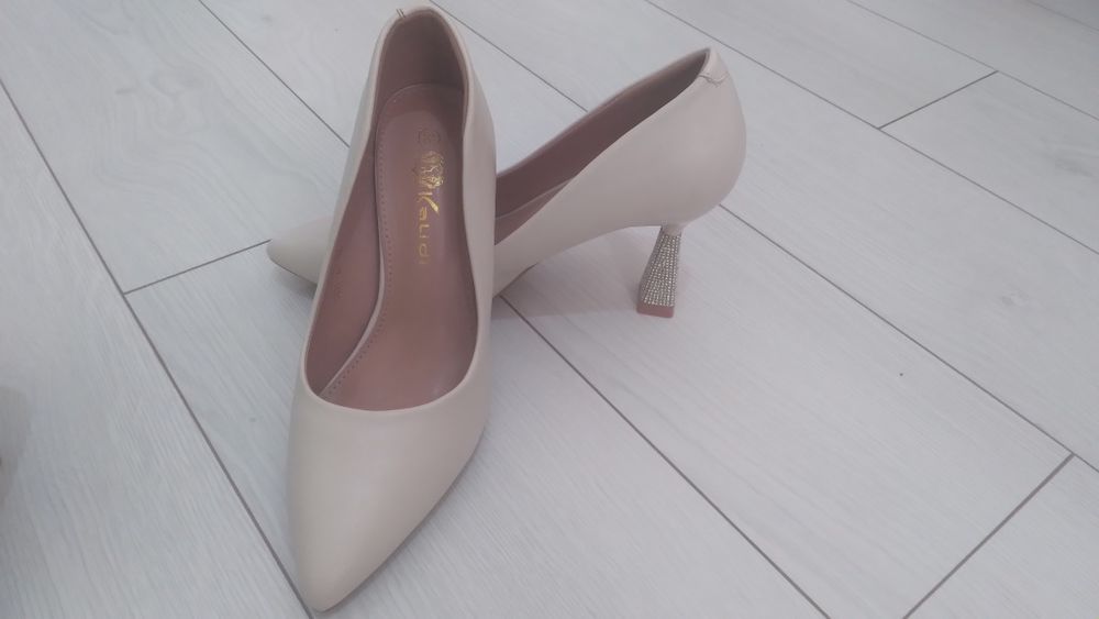 Новый туфли сандали