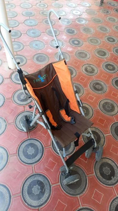 Коляска-трость, легкая и компактная модель, удобная для прогулок.