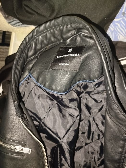 Vând haina piele pe negru nepurtat merge  pentru un moto