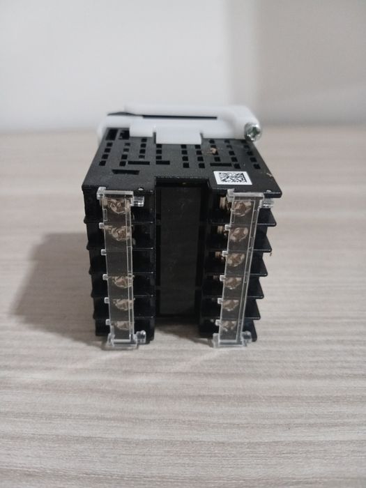 Regulator digital de temperatură OMRON E5CC-RX3A5M-000 (Nou, în cutie)