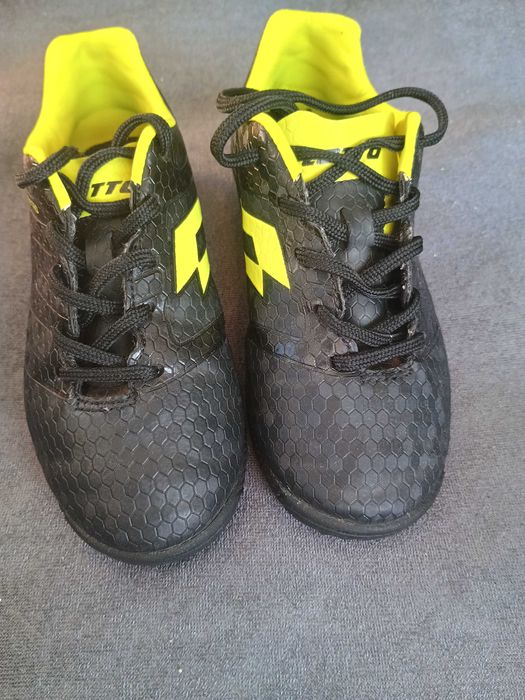 Детски футболни маратонки 30 номер lotto