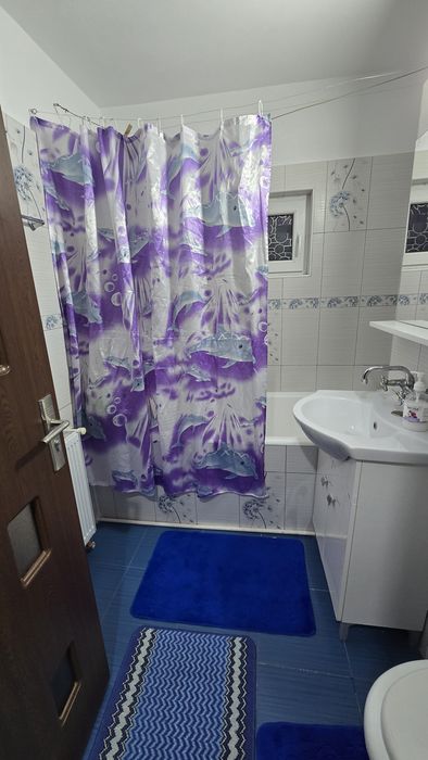 Apartament cu 3 camere de închiriat