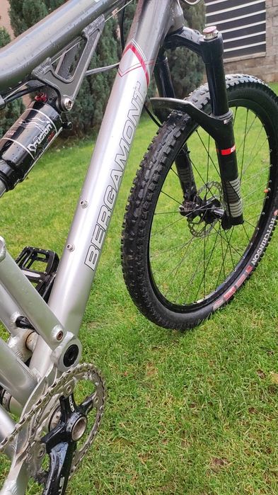 Vând bicicletă bergamot ful suspensie.