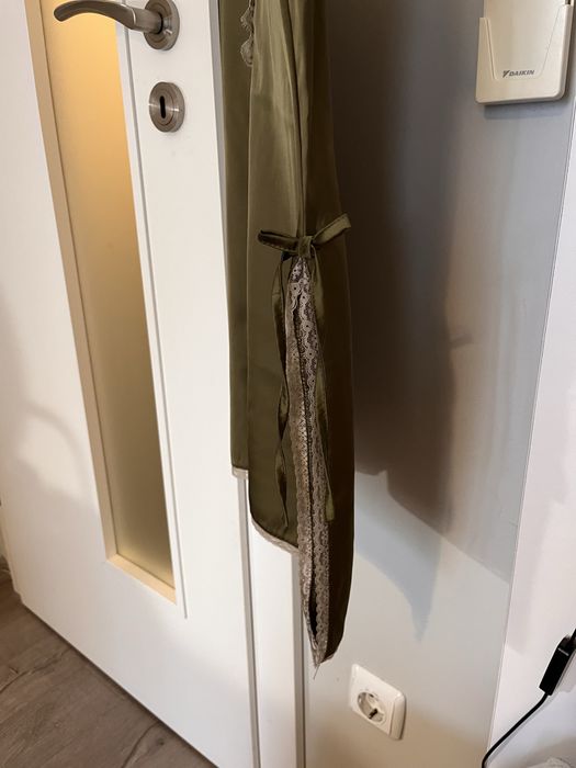 Къса сатенена рокля