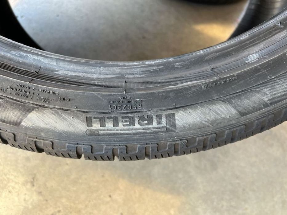 vând 2 anvelope 305/35/21 Pirelli de iarnă la 6mm