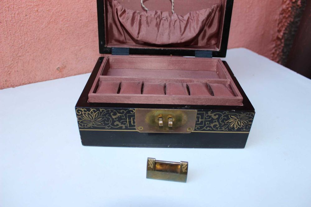 Cutie bijuterii CHINA, LAQUER, lac pe lemn si JAD / QUARTZ