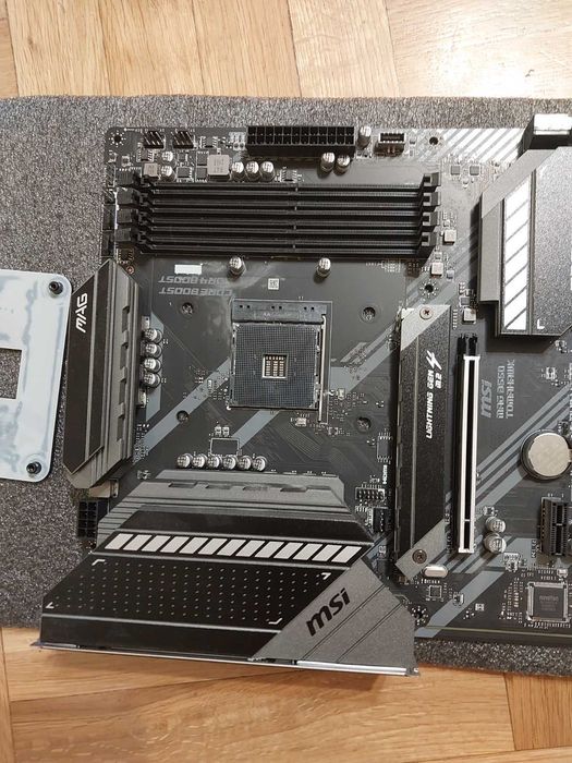 AMD Ryzen 9 5900X + MSI B550 Tomahawk