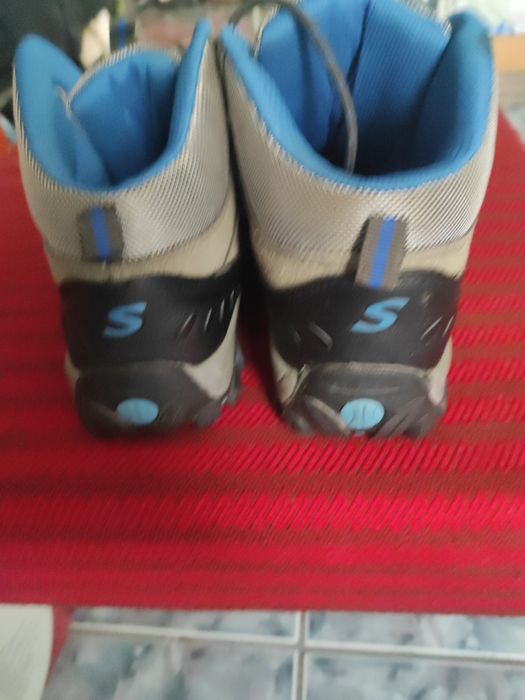 Adidași  foarte practici comozi și rezistenți.
Numarul 41.