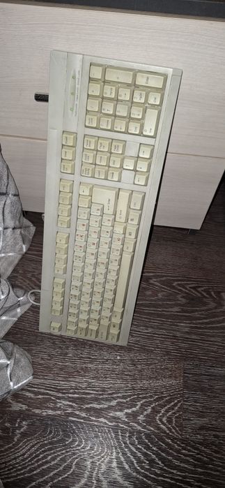 Продаётся монитор и клавиатура