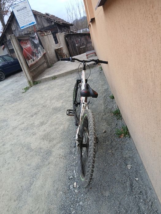 Bicicletă hard tail