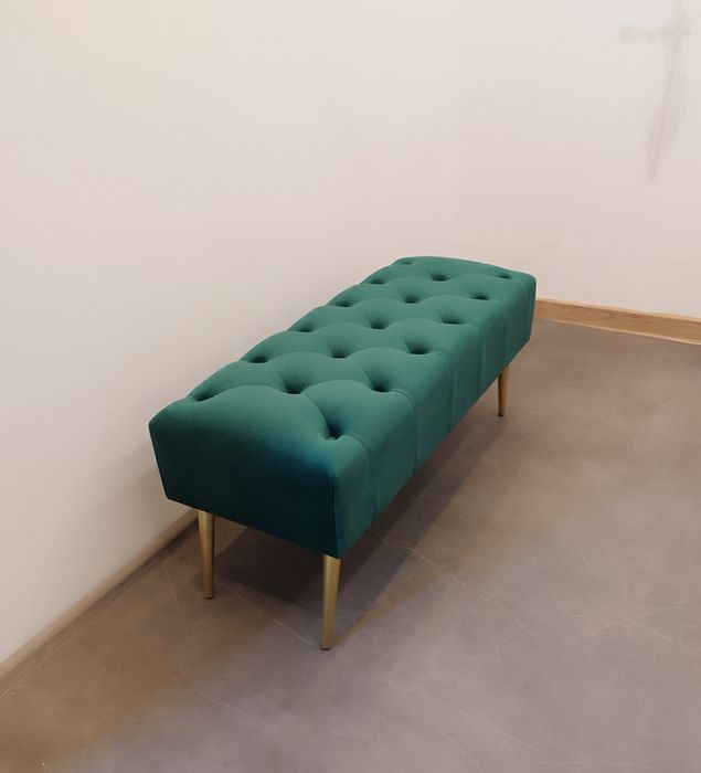 Vând băncuță tapițată Chesterfield din catifea verde cu picioare metalice aurii