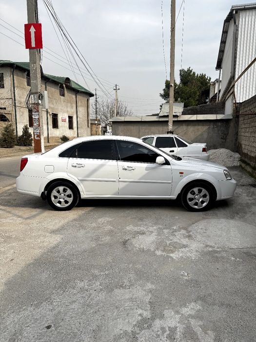 Qora deskani ustiga 200 daplata bosa abmen bor