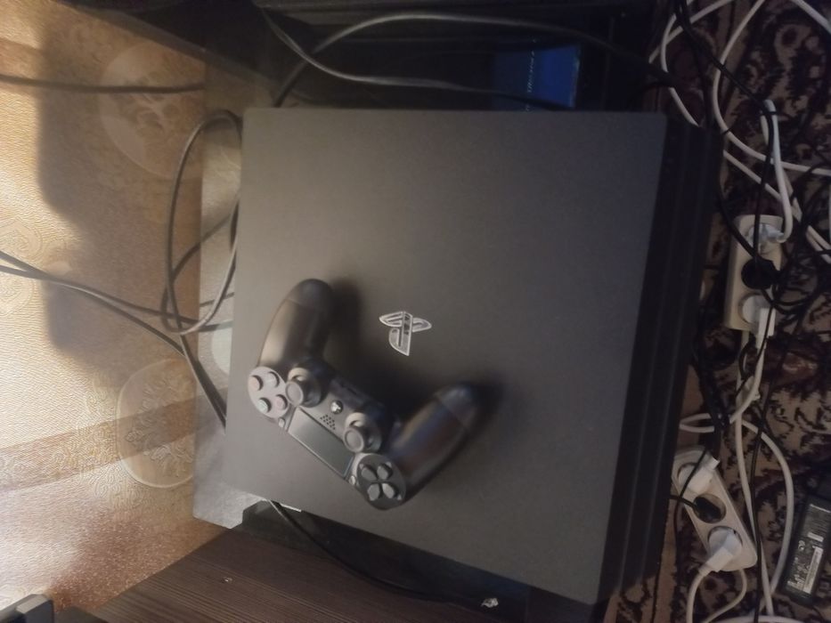 PS4 pro ideal holati djoystik bor o'yinlar yozilgan slim va pro bor.