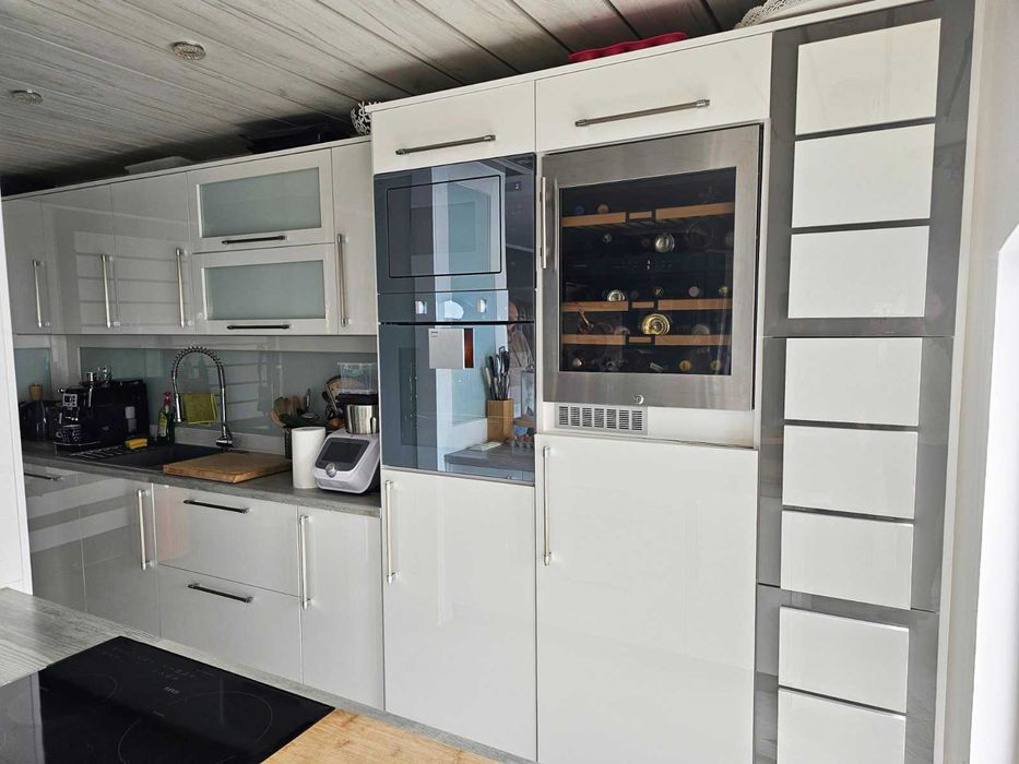 Луксозна триетажна къща с басейн, сауна и гараж в гр. Балчик