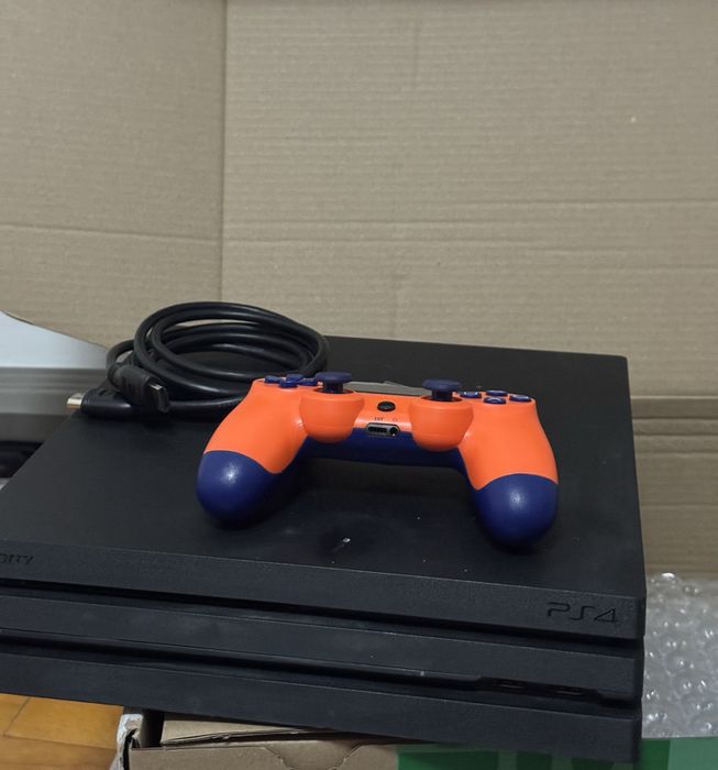 PlayStation 4 Pro 1TB – Negru + manetă compatibilă