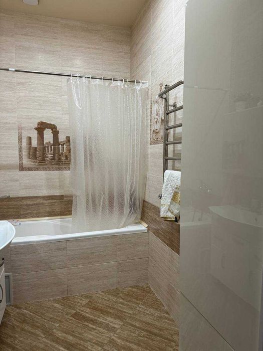 The cottage is for sale in the city center.Прод-ся коттедж в центре г.