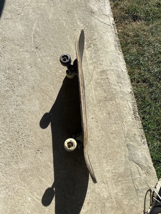 Skateboard patru roți