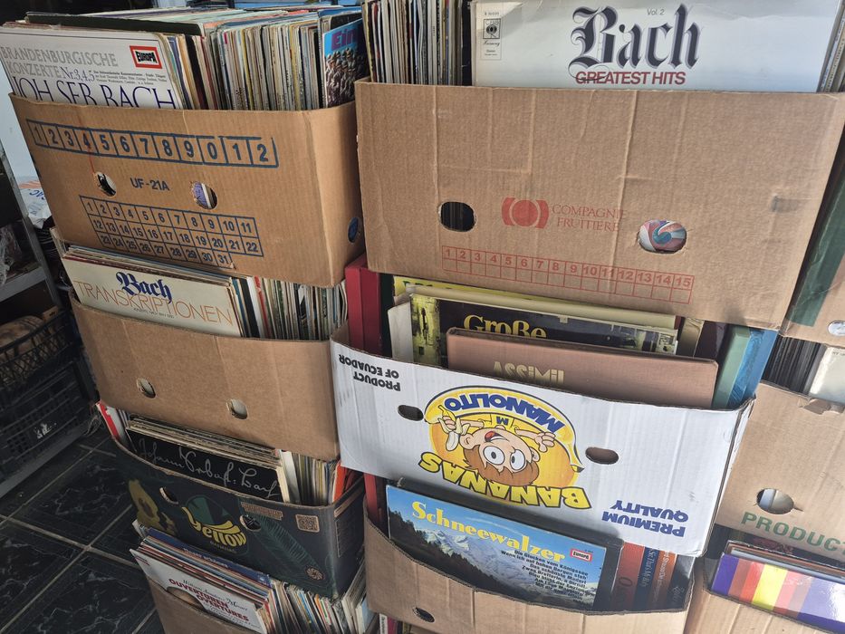 Vând 100lp colecție de viniluri muzică clasică, Colecțile sunt în stare buna, perfectă pentru pasionații de muzică clasică.