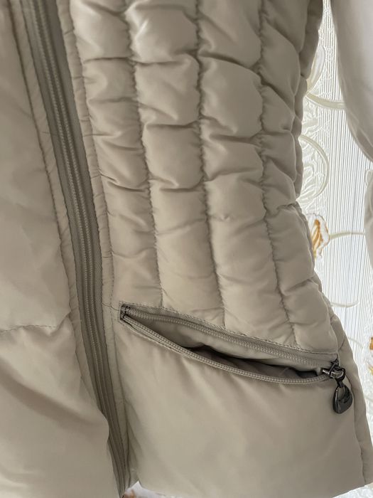 Куртка белая.