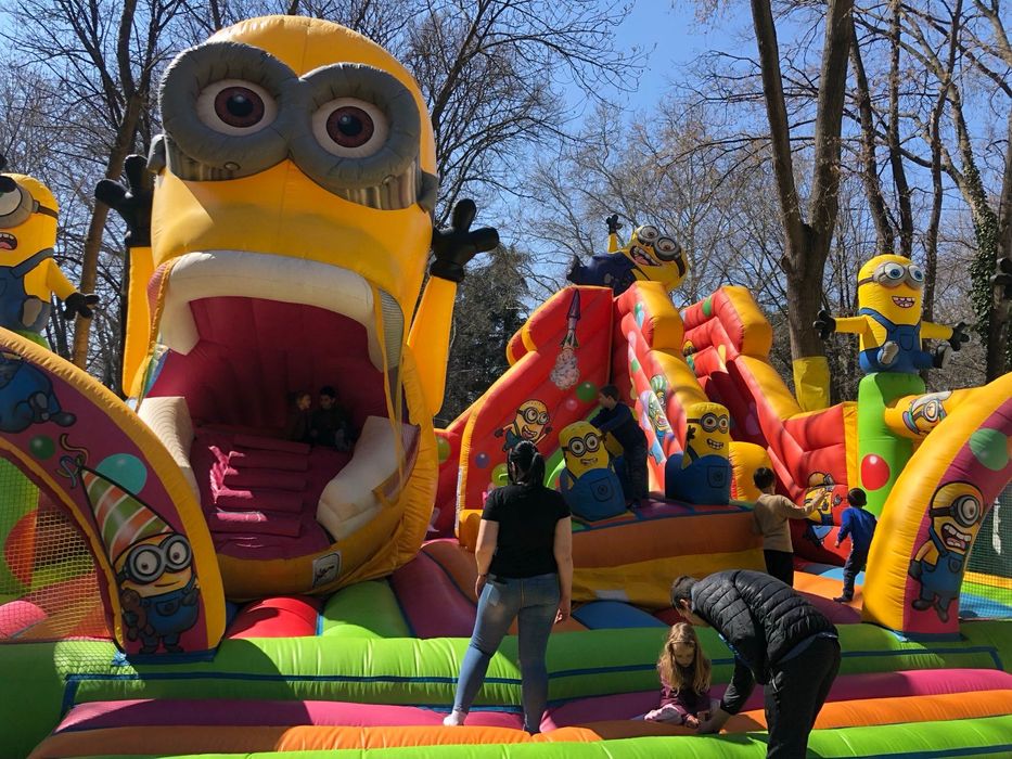 Надуваем батут Миньон