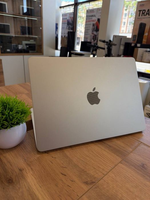 MacBook Air M3 (2024) | 13” | RAM 8 GB | SSD 256 GB