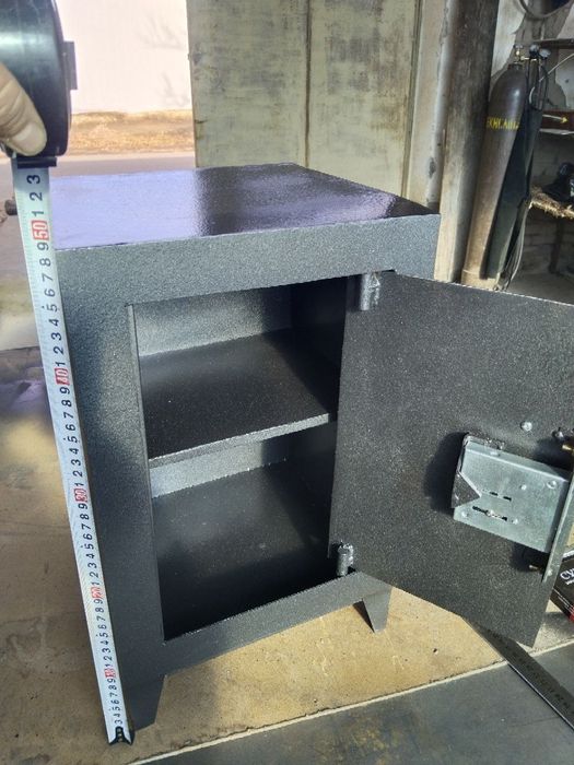 Сейфы. Хар хил турдаги ва размердаги сейфлар.