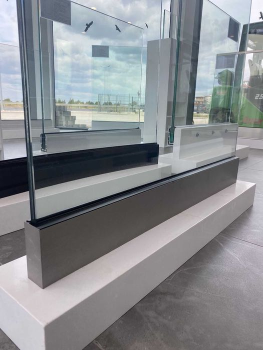 Balustradele din sticlă cu profil de aluminiu