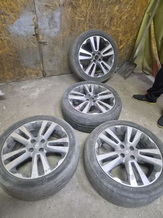 Продам диски с шинами на весту