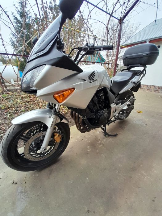 Vând Honda , arată foarte bine