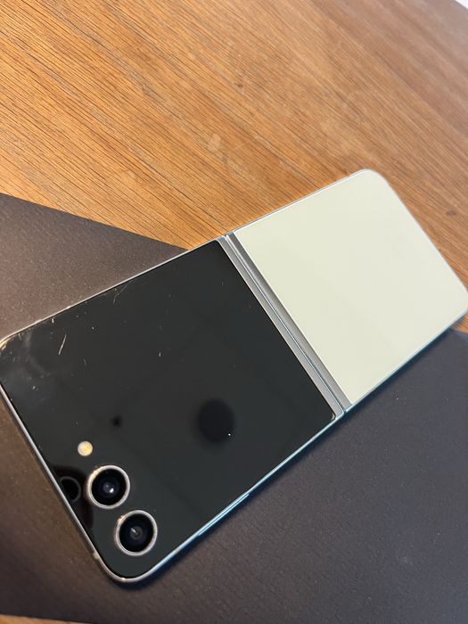 Samsung Galaxy Z Flip 5 –512 GB – отлично състояние