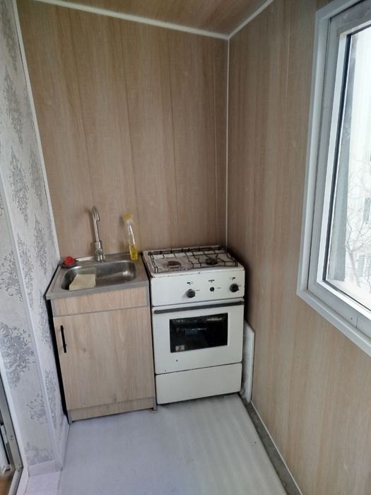 Farg'ona shahar frunzenskiy massivda 1 xonalik kvartira 2 xona qilin