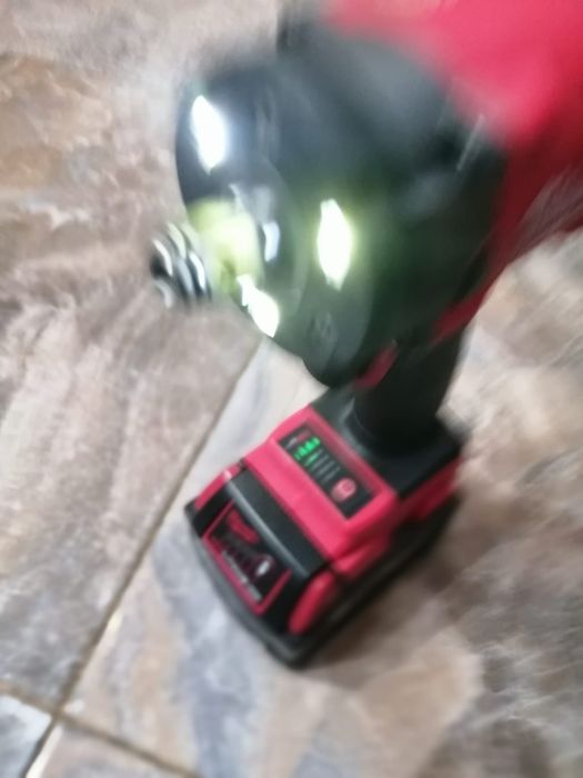 Impact pentru insurubat milwaukee cu o baterie de 6A