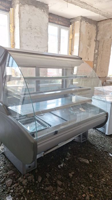 Продам витринный холодильник.