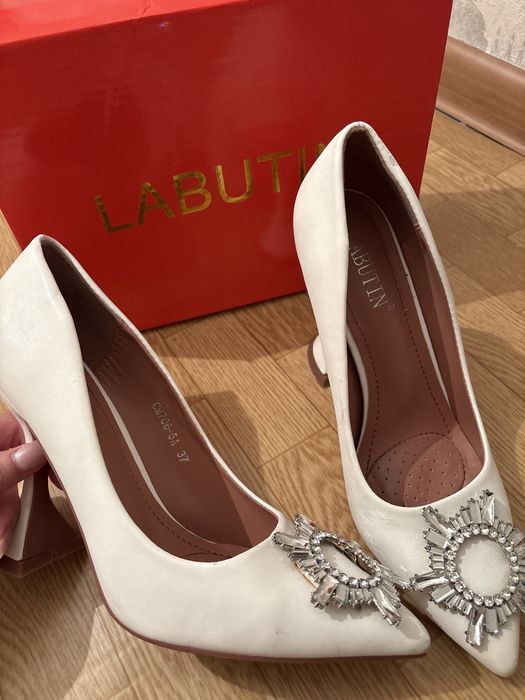 Туфли белые на каблуках