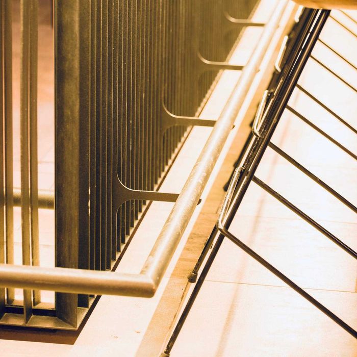 Confectii metalice pentru mobilier - cadre, rafturi, structuri custom