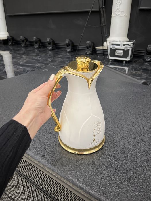 Термочайник черный и белый.