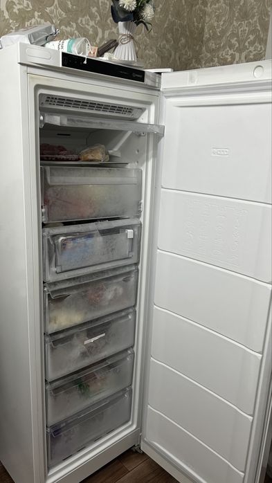 Продам Морозильник Indesit