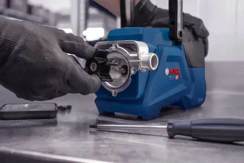 Акумулаторна трансферна помпа Bosch GTP18V-28 18V Solo без батерии и зарядно