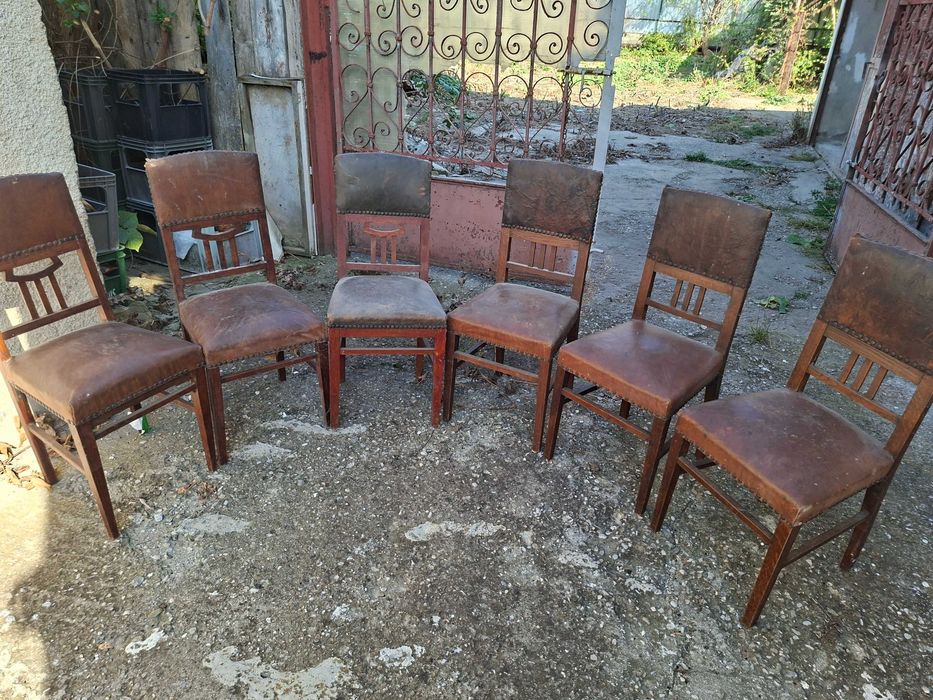 Set scaune vechi din lemn acoperite cu piele