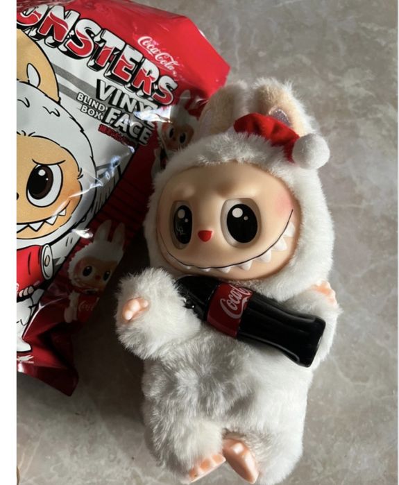 Лабубу с кока колой