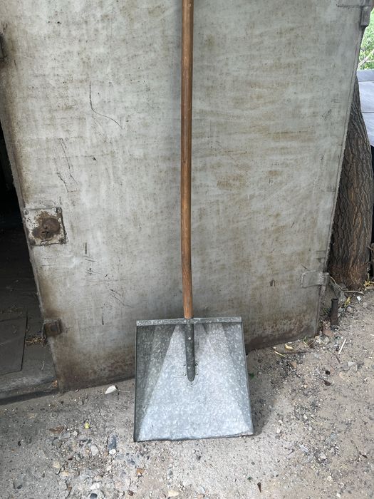 Продам садовый инвентарь. Лопаты, вилы.