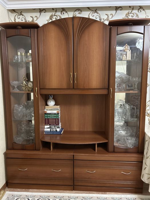 Продаётся комплект мебели:стенка+шкафчик