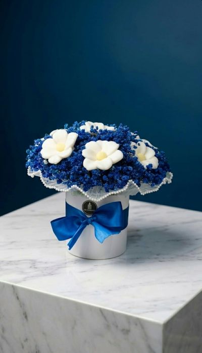 Aranjamentul floral rezistent din ceara de soia si flori uscate