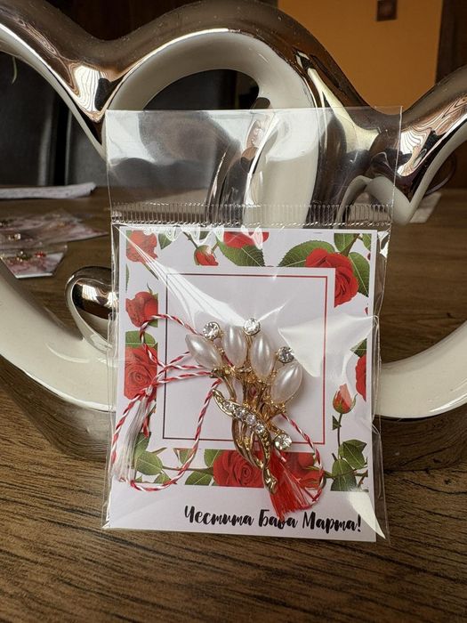 Мартеници брошки