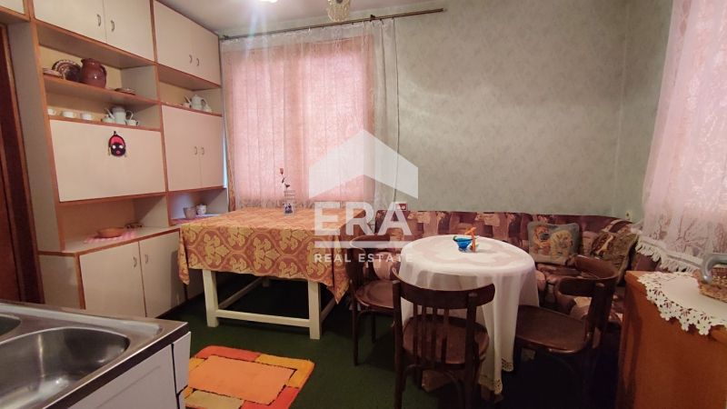 Просторна триетажна къща с двор и гараж в центъра на гр. Сапарева баня